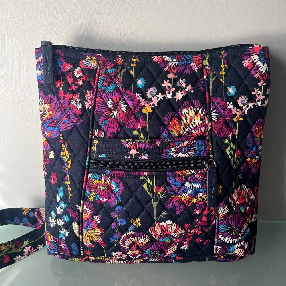 Vera Bradley Floral Quilted Women's Bag- Like New! 11.5” x 11.5 crossbody bag - Picture 1 of 2